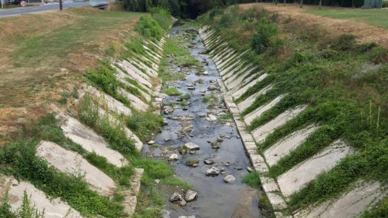 Čistenie korýt potokov Terňanka a Mošurovianka V týchto dňoch sa blížime k záveru prác na čistení korýt potokov Terňanka a Mošurovianka. Čistenie korýt potokov Terňanka a Mošurovianka V týchto dňoch sa blížime k záveru prác na čistení korýt potokov Terňanka a Mošurovianka.